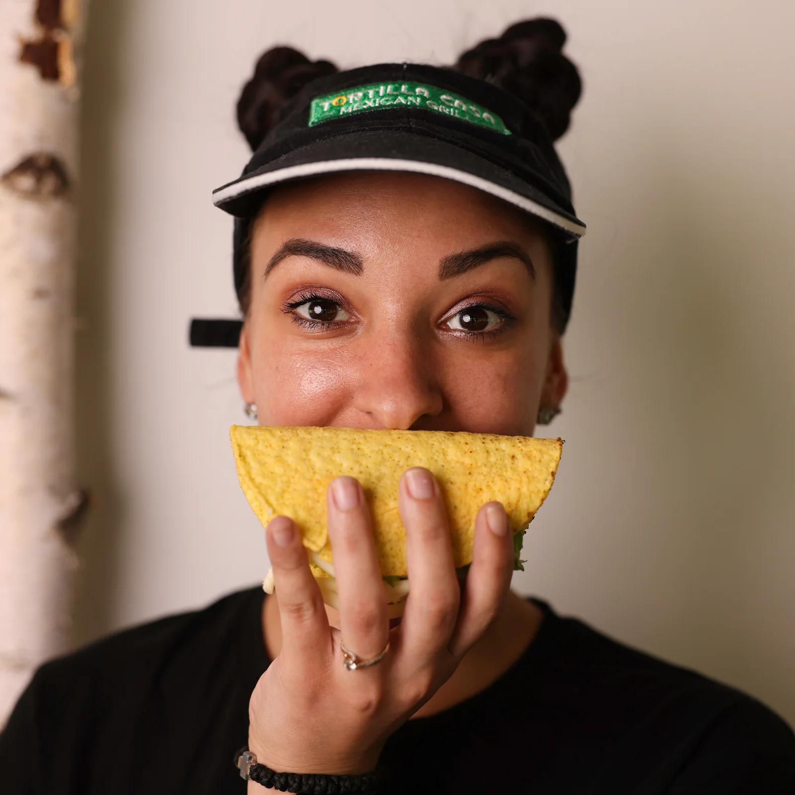 Koleginica iz Tortilla Casa tima drži taco